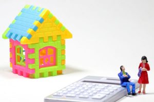 アパート経営で自己資金はいくら必要? 家模型とミニチュア人物